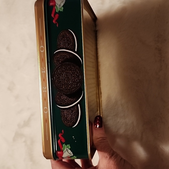 OREO UNLOCK THE MAGIC TIN CHRISTMAS CAN. 1993 - Picture 3 of 7